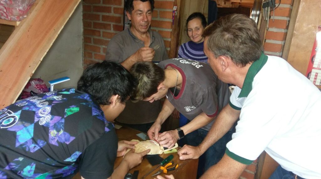 Estudiantes misioneros crearon una mano mecánica para un hombre imposibilitado de sus tareas