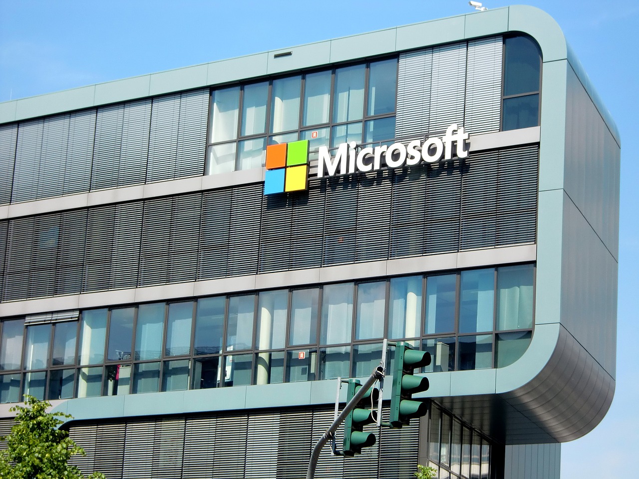 Microsoft sufre caída mundial de sus servicios, incluidos Teams y Outlook, y afecta a usuarios de todo el mundo